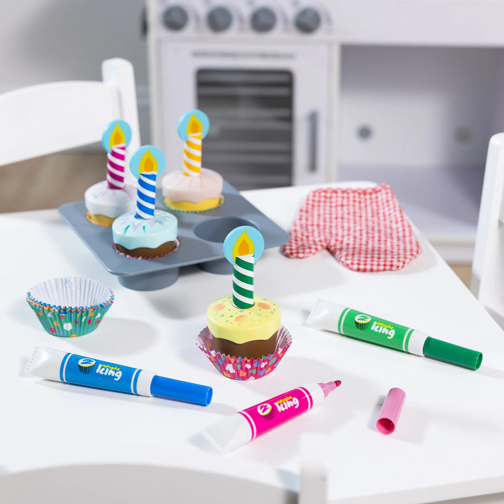 Melissa & Doug Juego de Juguete para Hornear y Decorar Cupcakes de Madera – Certificado FSC