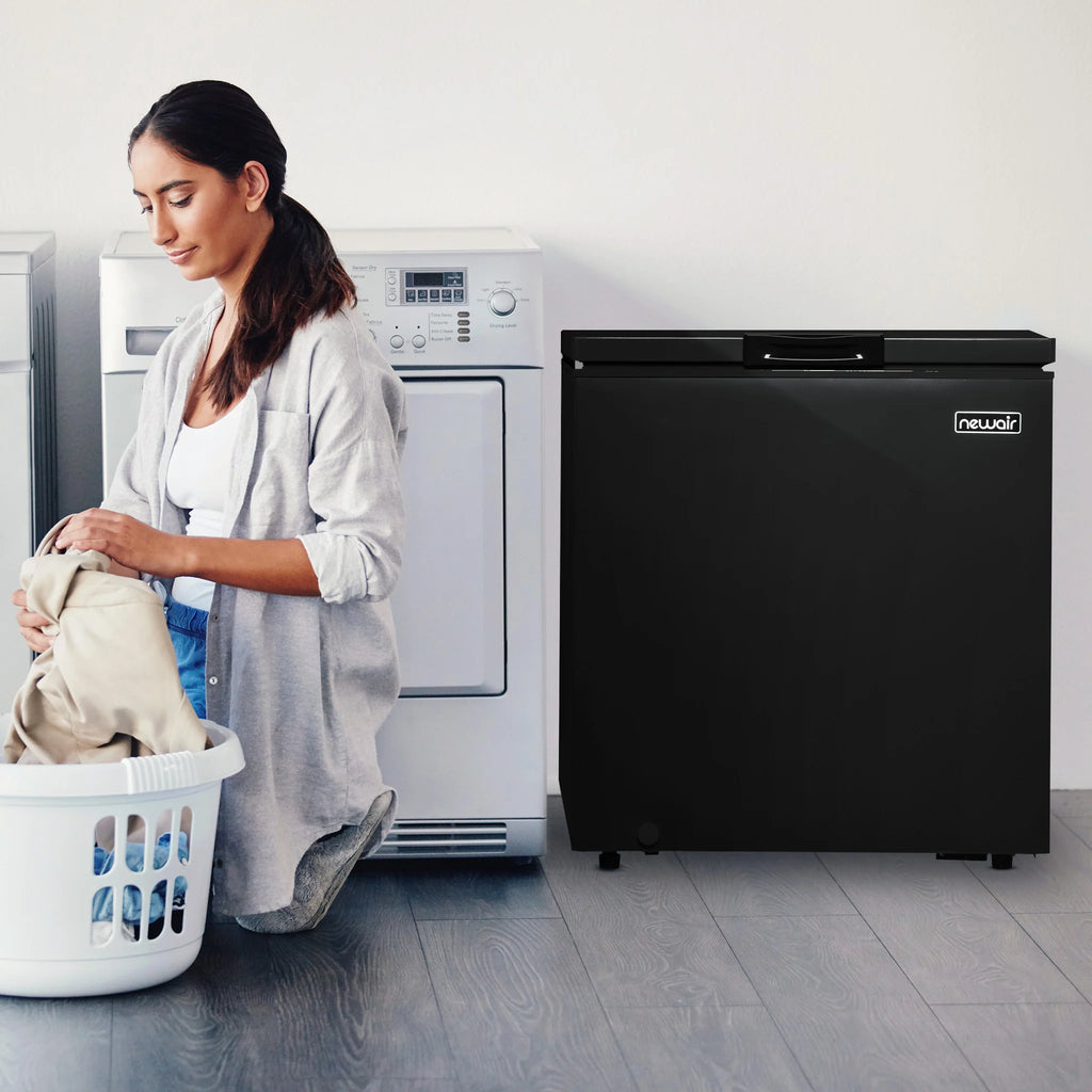 2025 Congelador Horizontal Mini-Profunfo Newair – 5 pies³ – Negro