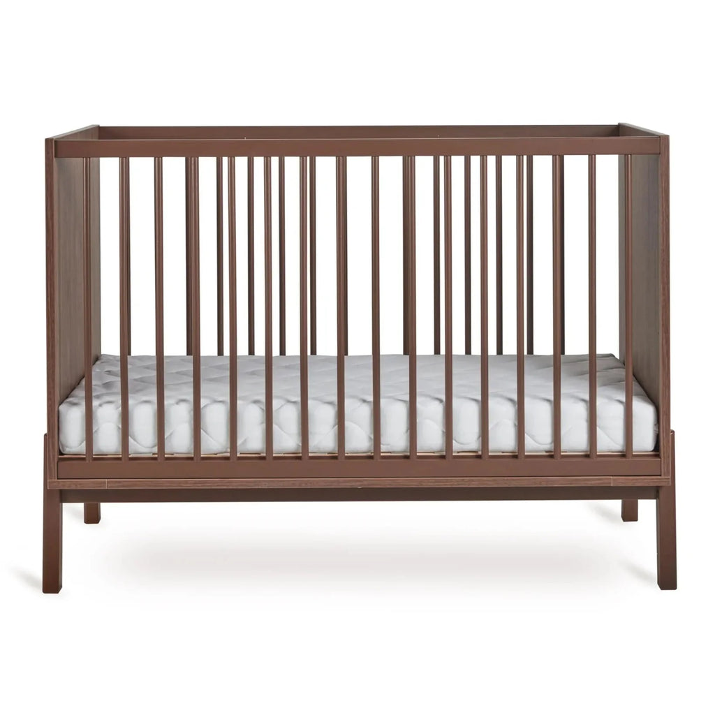 2025 Cuna Quax colección Ashi – Marrón castaña | Elegancia atemporal y diseño minimalista | Altura ajustable (30/45/60 cm) | Haya certificada FSC | Incluye somier de lamas, sin colchón