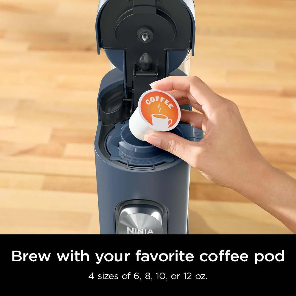 2025 Cafetera de porción individual Ninja Pods & Grounds, compatible con K-Cup, prepara café molido o cápsulas, diseño compacto, depósito de 56 oz, tamaños de taza de 6 oz a 24 oz para viaje, café frío, color piedra, modelo PB041ST