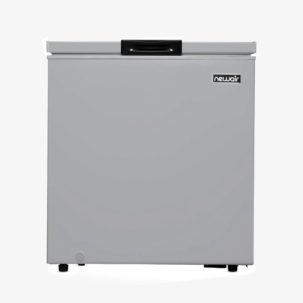 2025 Congelador Horizontal Mini-Profunfo Newair – 5 pies³ – Gris Frío