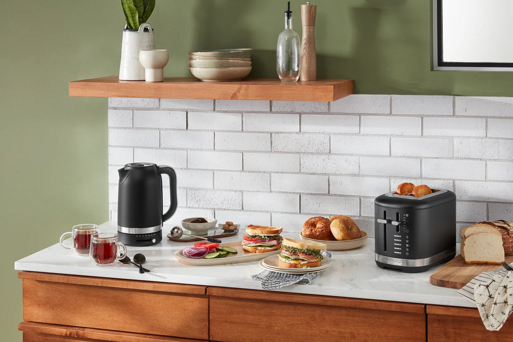 2025 Set de desayuno KitchenAid con hervidor 5KEK1701, tostadora de 2 ranuras 5KMT2109 y calentador de pan